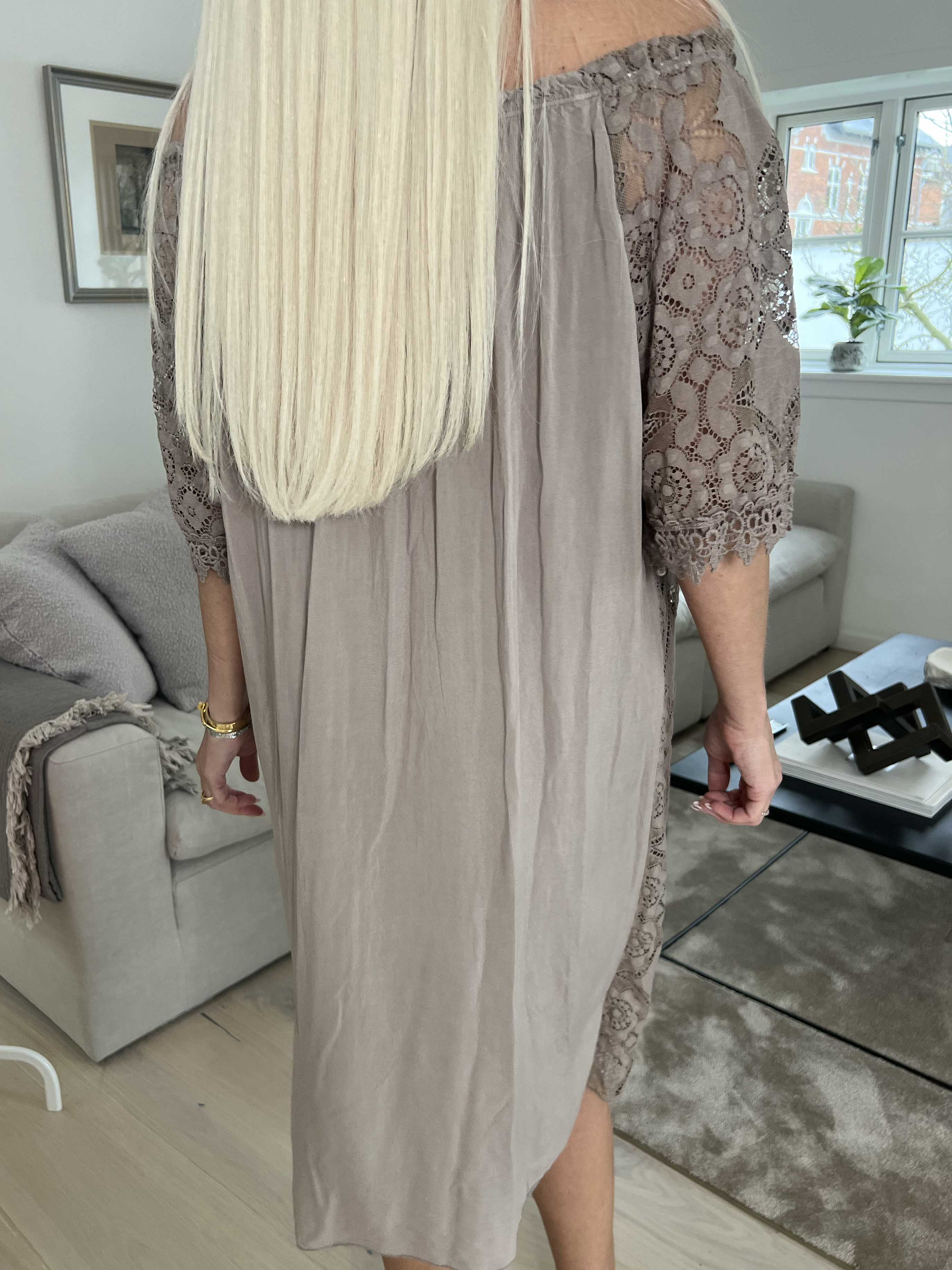 Thea - Sød blondekjole med elastikkant i udskæringen